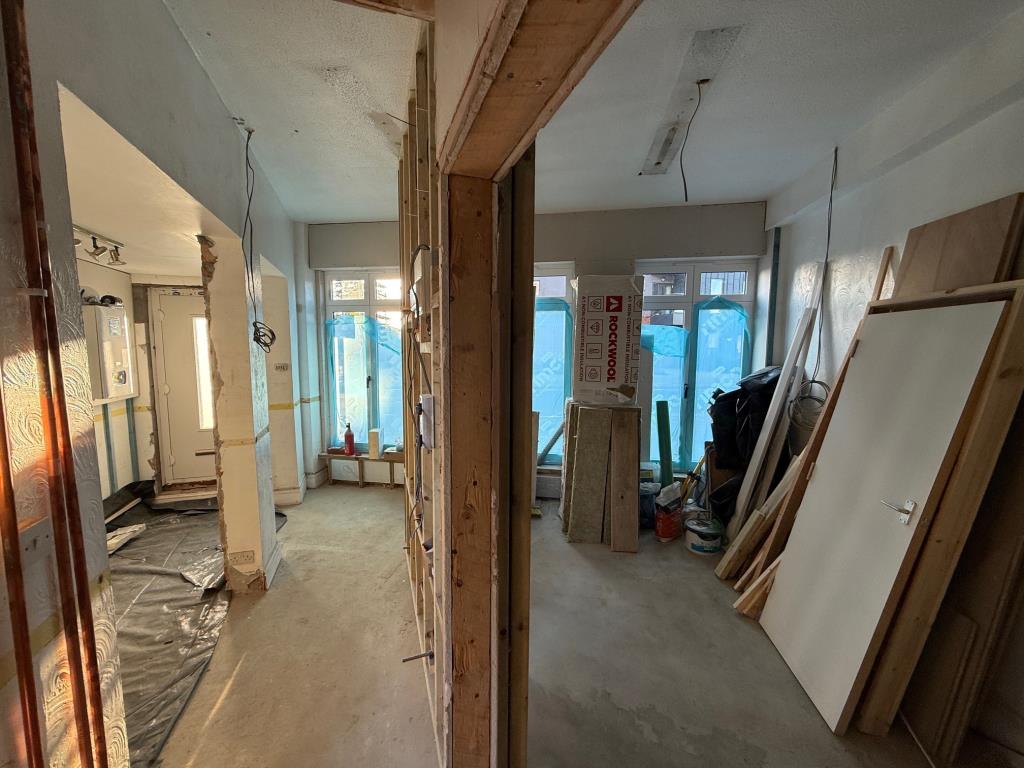Lot: 173 - FORMER OFFICE WITH PERMITTED DEVELOPMENT TO CONVERT TO RESIDENTIAL DWELLING - Ground floor rooms looking toward the front of the building